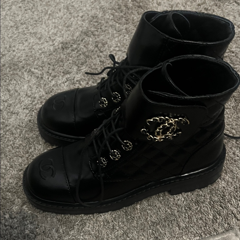 Chic Black Women's Boots - Picture 2 of 6
